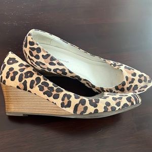 Expression wedge shoes